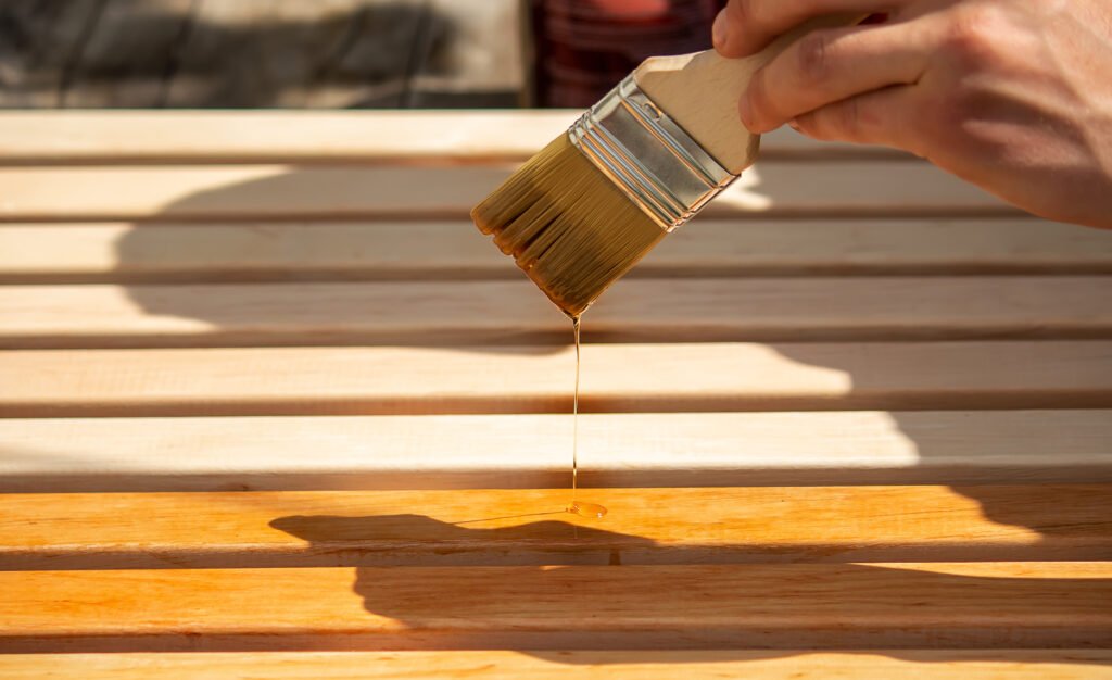 Mantenimiento de una mesa con una capa de pintura y barniz